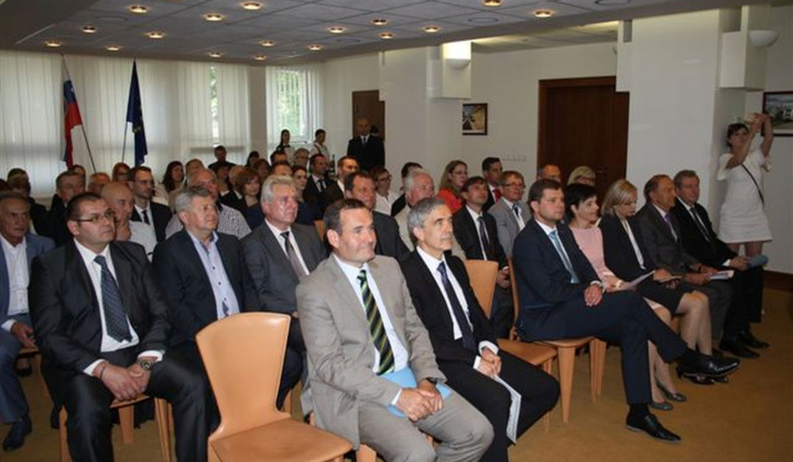 3. fotografia fotogalérie Odovzdávanie mimoriadnej vecnej ceny za bytovku 8.6.2016