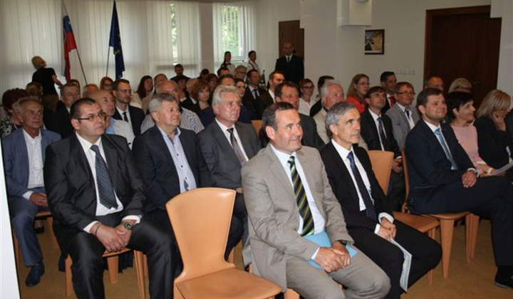 4. fotografia fotogalérie Odovzdávanie mimoriadnej vecnej ceny za bytovku 8.6.2016